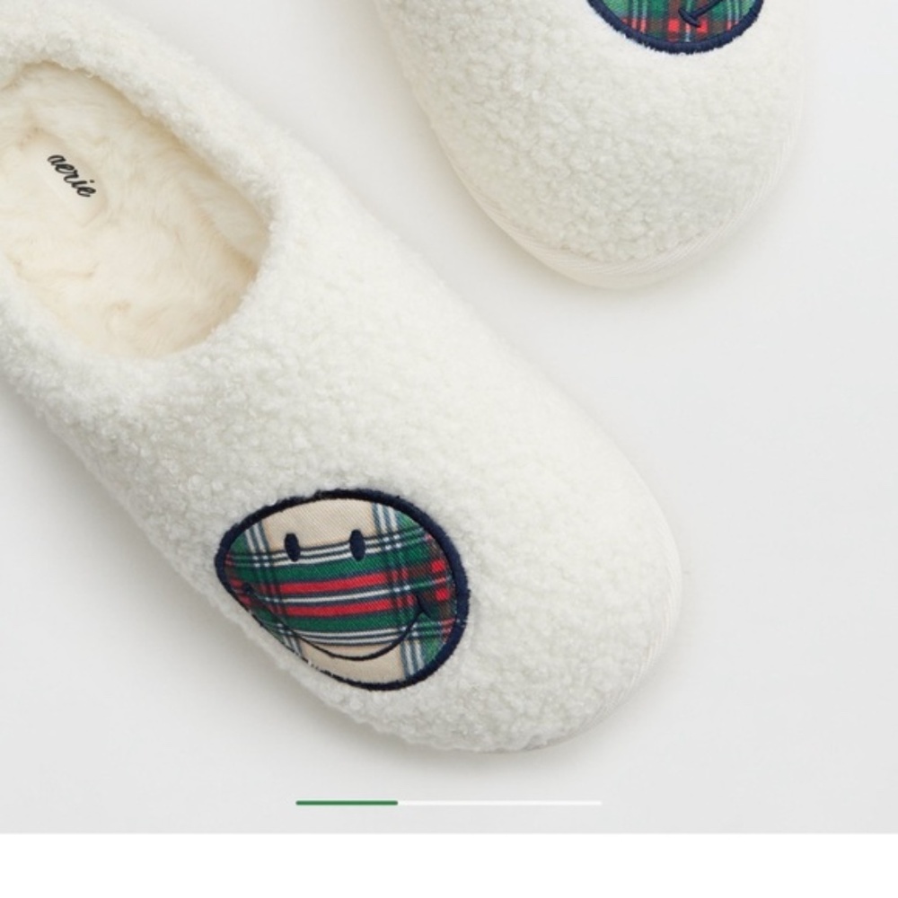 NWT Aerie Cloud Soft Slippers White & Plaid Smile Design. Size 8 Women's Unisex